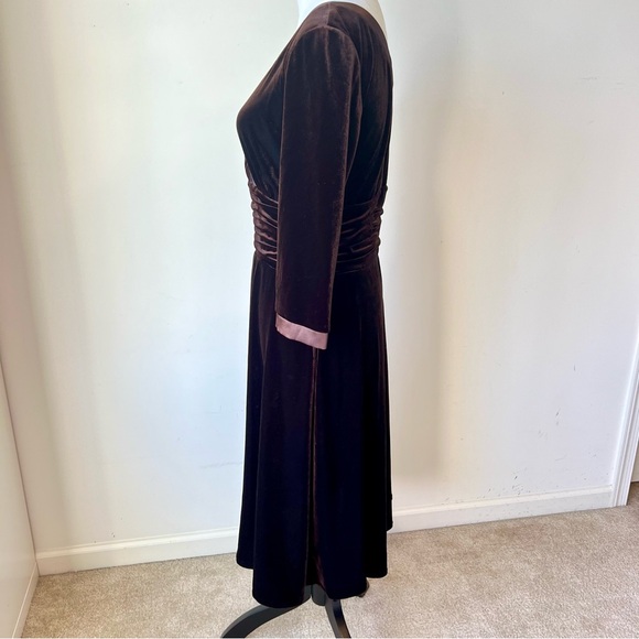 Vintage SANDRA DARREN Velvet V-Neck Fit And Flare 3/4 Sleeve Dress—SZ. 10 - Picture 6 of 12